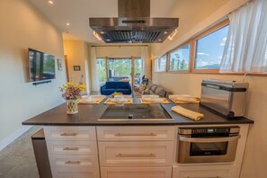 Kjøleskap, mikrobølgeovn, kokeplater og oppvaskmaskin