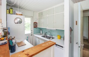 Køleskab, kogeplade, opvaskemaskine, køkkentøj/tallerkener/redskaber