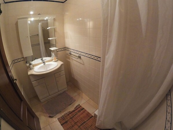 A bathroom with a sink, mirror, towel rack, and a shower curtain. - Algarve, 4 Bedrooms Independent House, Pêra (Pêra)