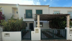 A two-story building with a tiled roof, a green gate, and a small balcony. - Algarve, 4 Bedrooms Independent House, Pêra (Pêra)