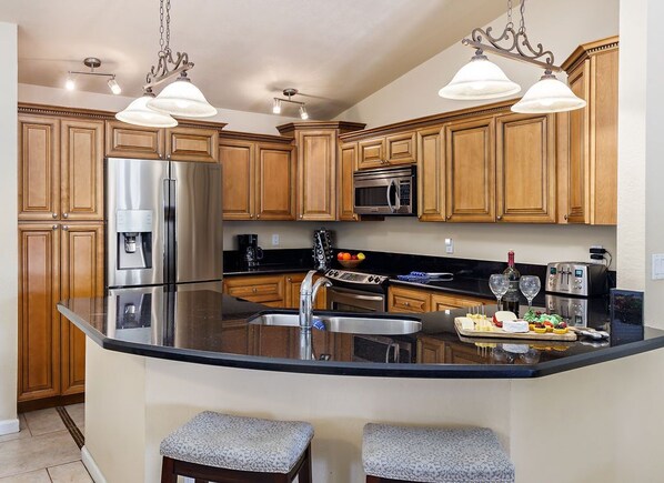 Fridge, microwave, oven, stovetop - Scottsdale Classic-Private Pool-Mins to Kierland (Scottsdale)