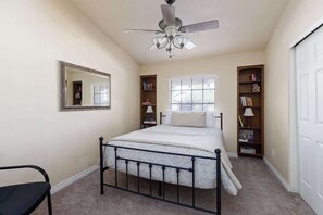 4 habitaciones, tabla de planchar con plancha y cuna de viaje 