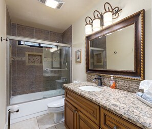 Combined shower/bathtub, hair dryer, towels