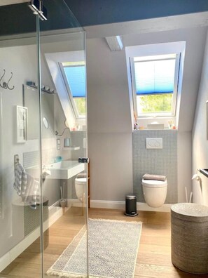 Een douche, een haardroger, handdoeken, zeep