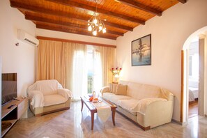 TV, books - Breathtaking Views: Villa Arilia, Corfu Gem - WiFi, Aircon, TV (Agnitsini)
