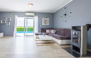 Télévision, cheminée, jeux vidéo, table de tennis de table