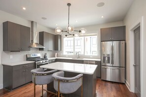 Fridge, oven, stovetop, dishwasher