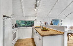 Réfrigérateur, micro-ondes, plaque de cuisson, lave-vaisselle