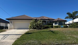 Exterior - Waterfront Canal, Large Heated Pool - Villa I'm Hooked - Roelens Vacations (Cape Coral)