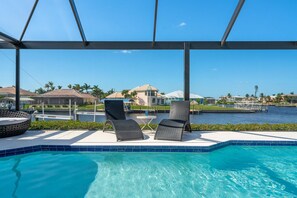 A heated pool - Waterfront Canal, Large Heated Pool - Villa I'm Hooked - Roelens Vacations (Cape Coral)