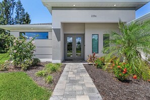 Exterior - Brand New Home! On Intersecting Canals, Pool, Bikes & Kayaks - Villa SeaDuction - Roelens Vacations (Cape Coral)