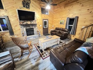 Smart TV, fireplace, table football, books - Secluded 3 bedroom Log Cabin,Kid Friendly,In Logan Ohio,in Hocking Hills,Hot Tub (Logan)
