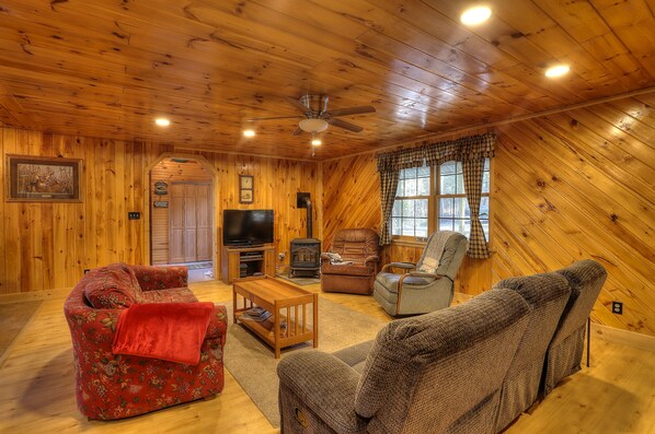 TV - Nelson Estate - ATV and snowmobile access! (Rangeley)