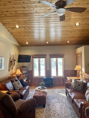 Télévision, lecteur de DVD, livres, médiathèque