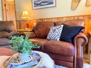 TV, DVD player, books, music library - Coveted location perfectly close to town, golf, lake & park with surplus parking (McCall)