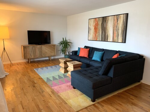 Welcome to Holiday House! Cozy, modern home 7 min. from the beach and wineries.