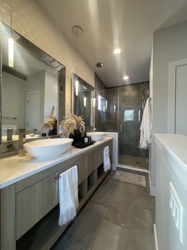 Shower, hair dryer, towels, soap - Pearl Street out Your Front Door, Flatirons View, Luxury Home in Central Boulder (Boulder)