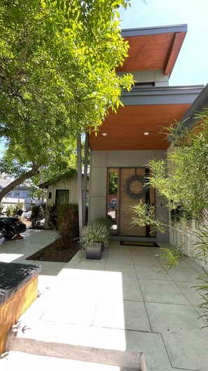 Exterior detail - Pearl Street out Your Front Door, Flatirons View, Luxury Home in Central Boulder (Boulder)