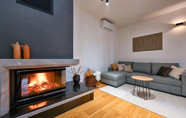 Smart TV y chimenea 