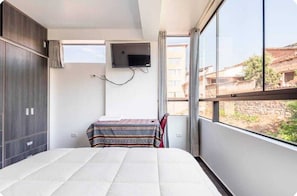 3 bedrooms, desk, free WiFi, bed sheets