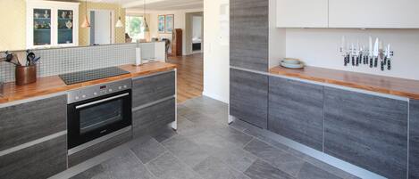 Kjøleskap, ovn, kokeplater og oppvaskmaskin