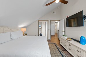 4 bedrooms, iron/ironing board, WiFi, bed sheets - Beach front luxury spacious villa ! (Sheboygan)