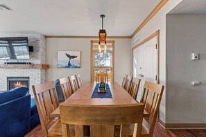 Dining - Beach front luxury spacious villa ! (Sheboygan)