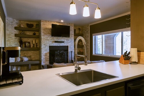 Ski in/out Stunning remodeled 1/1 ground floor