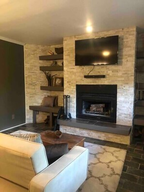 Una Smart TV, una chimenea