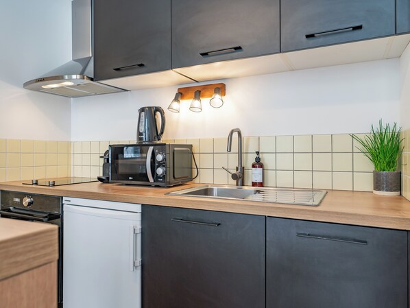 Réfrigérateur, micro-ondes, four, plaque de cuisson