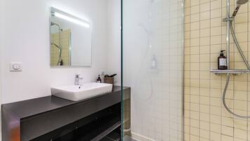 Een douche, een haardroger, handdoeken