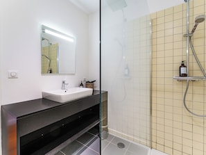 Douche, sèche-cheveux, serviettes fournies