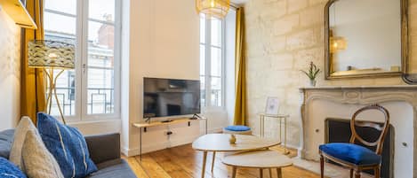 Télévision, cheminée