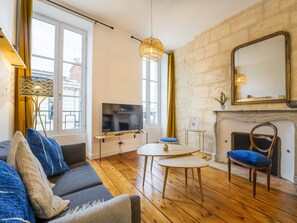 Télévision, cheminée