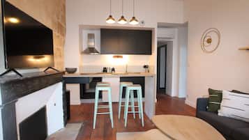 TV, fireplace