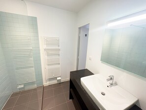 Doccia, asciugacapelli, asciugamani