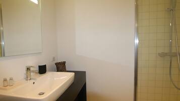 Douche, sĂšche-cheveux, serviettes fournies