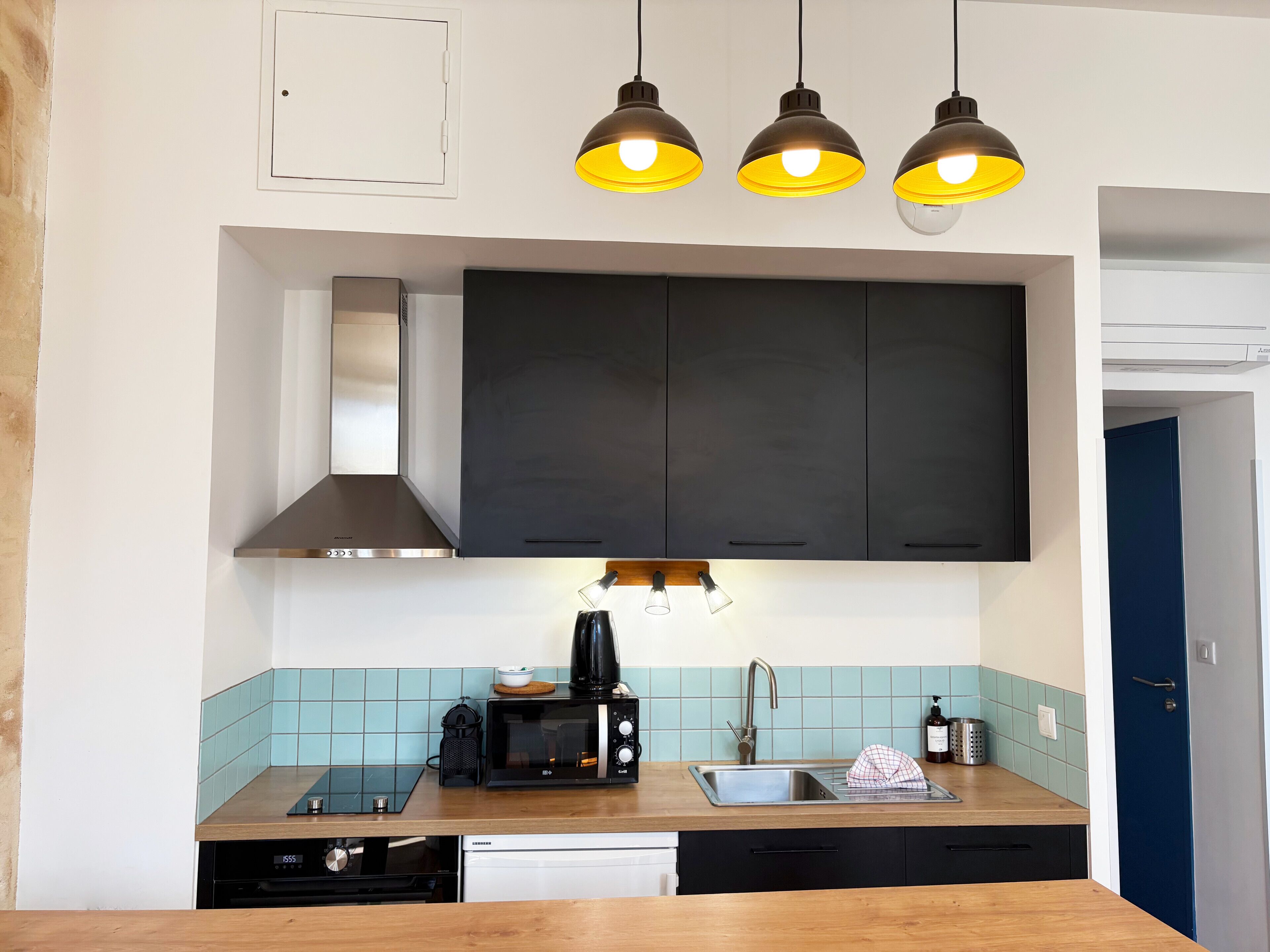 Kühlschrank, Mikrowelle, Ofen, Herdplatte