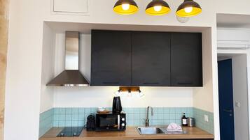 Kühlschrank, Mikrowelle, Ofen, Herdplatte