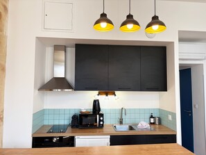 Frigorifero, microonde, forno, piano cottura