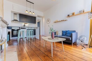Un espace de vie moderne comprenant une cuisine, un coin repas et un espace détente.