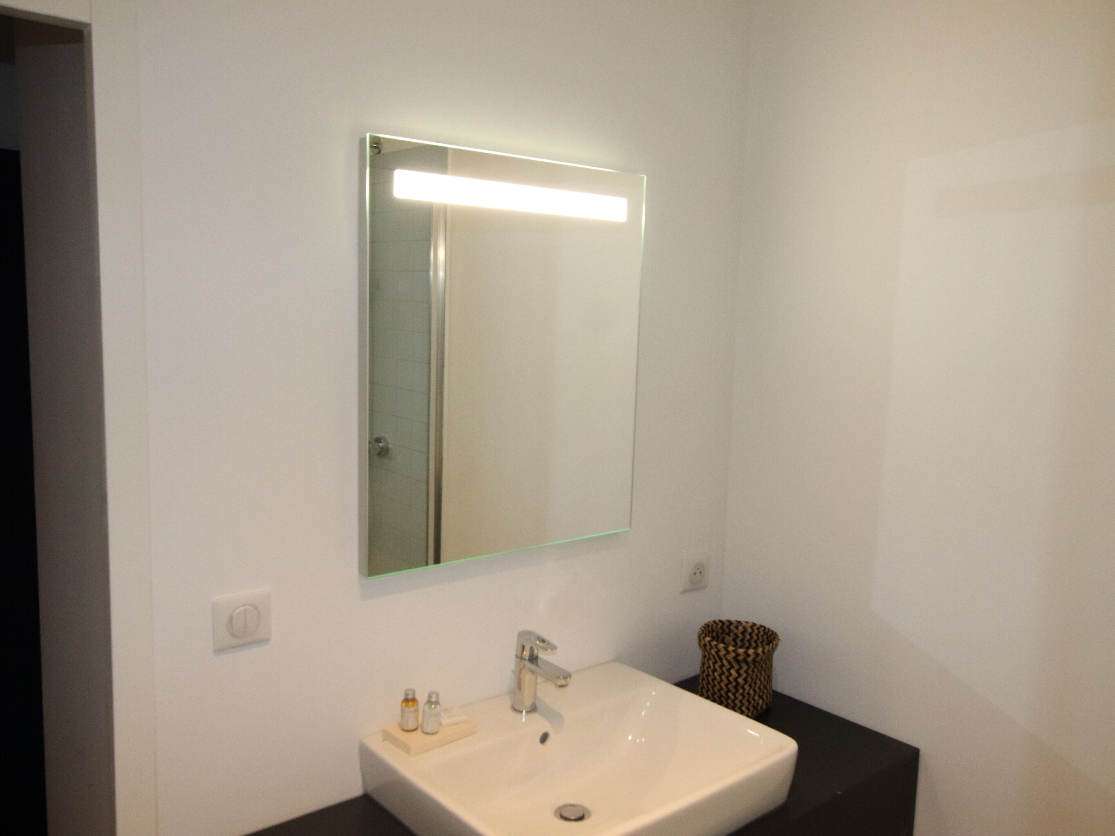 Douche, sèche-cheveux, serviettes fournies