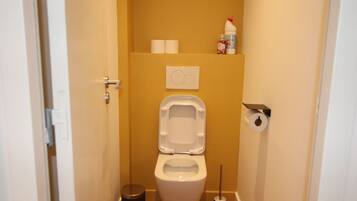 Douche, sèche-cheveux, serviettes fournies