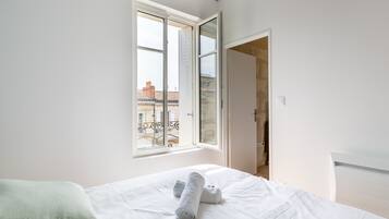 1 dormitorio, tabla de planchar con plancha, wifi y ropa de cama