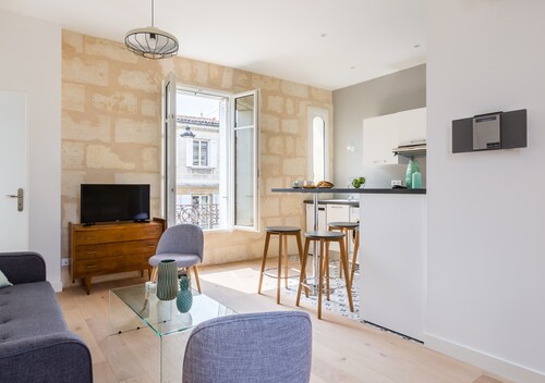 Splendid flat located in the heart of the Chartrons, near the Quays