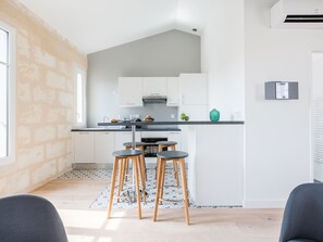 Een koelkast, een magnetron, een oven, een koffiezetapparaat/waterkoker