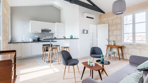 A modern living space with a kitchen, dining area, and seating. - Superb flat in the heart of the Chartrons, renovated, spacious and bright (Bordeaux)