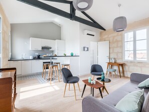 TV - Superb flat in the heart of the Chartrons, renovated, spacious and bright (Bordeaux)
