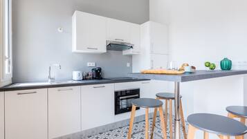 Réfrigérateur, micro-ondes, four, cafetiÚre/bouilloire