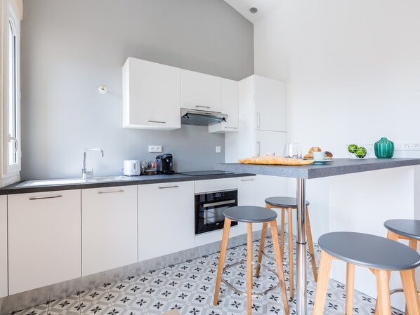 Een koelkast, een magnetron, een oven, een koffiezetapparaat/waterkoker